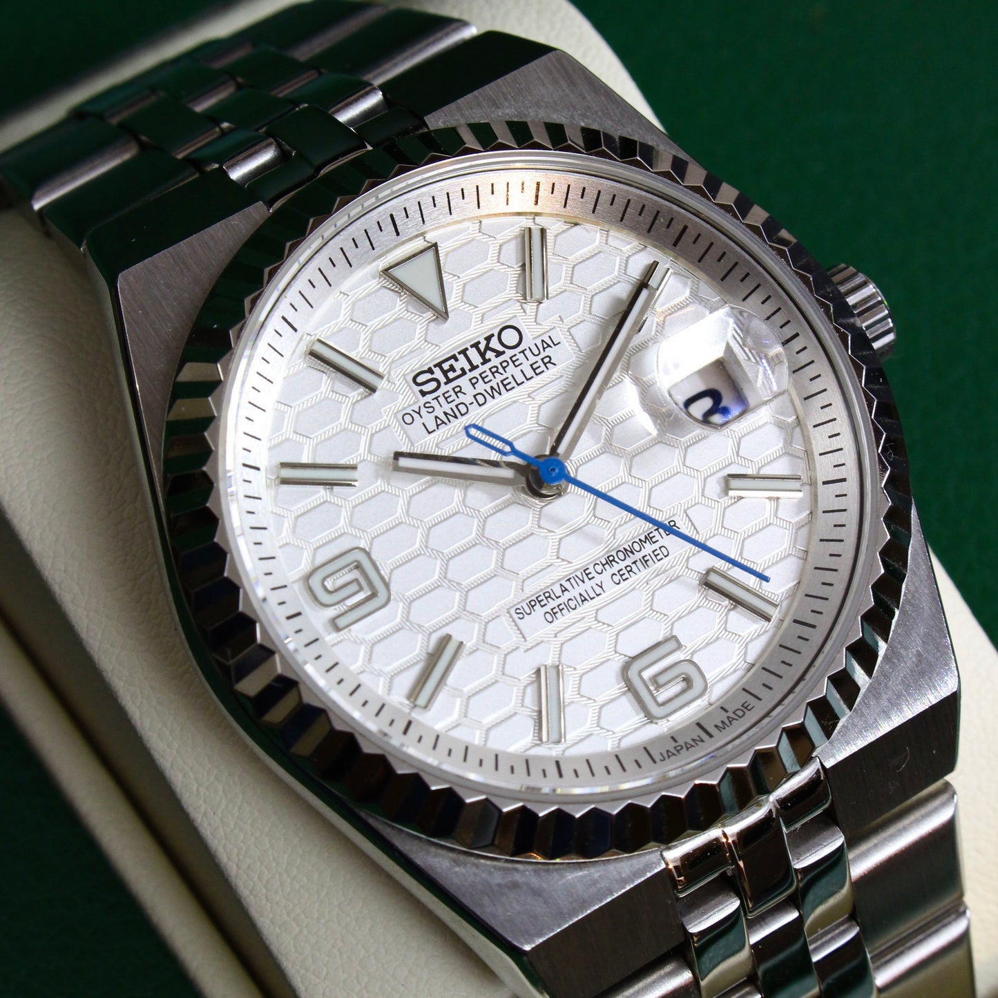 LAND-DWELLER WHITE